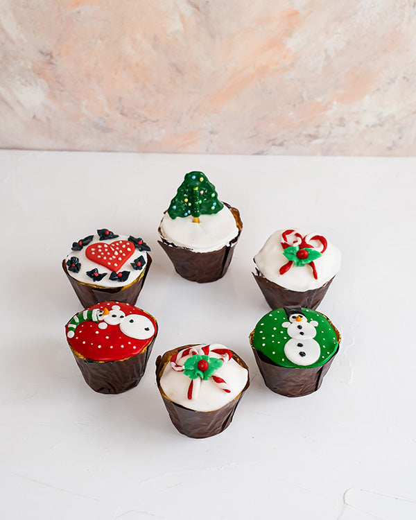 Christmas theme cupcakesChocolate & ConfectioneryYour Gift Contains: • 3 chocolate and 3 Vanilla cupcakes designed in Christmas theme • Box Size: 27x18x14cm Handling and Storage • Keep away from direct heat and sunlight • Best stored between 12-18 °C • NO