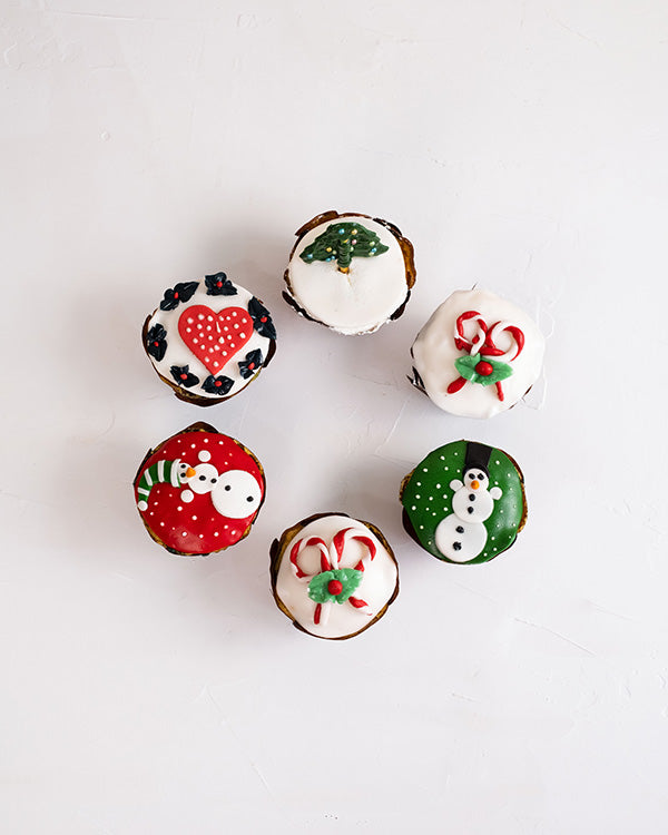 Christmas theme cupcakesChocolate & ConfectioneryYour Gift Contains: • 3 chocolate and 3 Vanilla cupcakes designed in Christmas theme • Box Size: 27x18x14cm Handling and Storage • Keep away from direct heat and sunlight • Best stored between 12-18 °C • NO