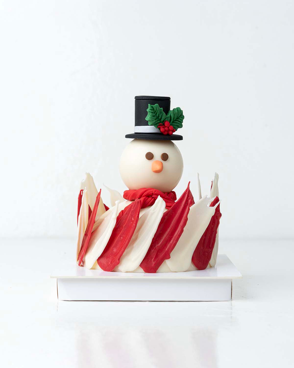 Snowman Designer Smash ChocolateChocolate & ConfectioneryYour Gift Contains:• 700grams White Chocolate Pinata Snowman• 10 assorted milk chocolate truffles• Flavors: Pistachio, Hazelnut, Speculoos, Peanut Butter and Roche• Wooden Hammer x 1• Box Size: 16x1