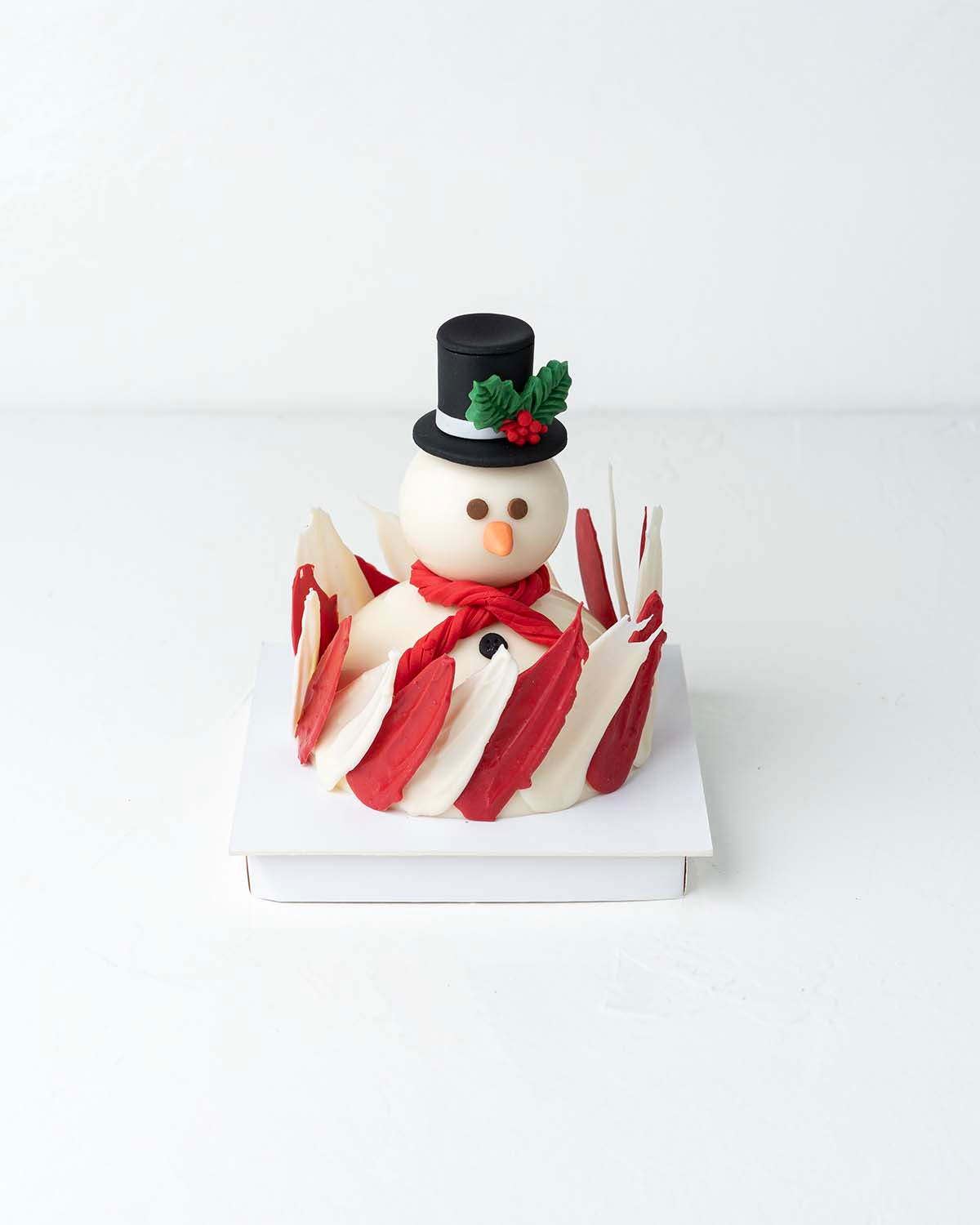 Snowman Designer Smash ChocolateChocolate & ConfectioneryYour Gift Contains:• 700grams White Chocolate Pinata Snowman• 10 assorted milk chocolate truffles• Flavors: Pistachio, Hazelnut, Speculoos, Peanut Butter and Roche• Wooden Hammer x 1• Box Size: 16x1