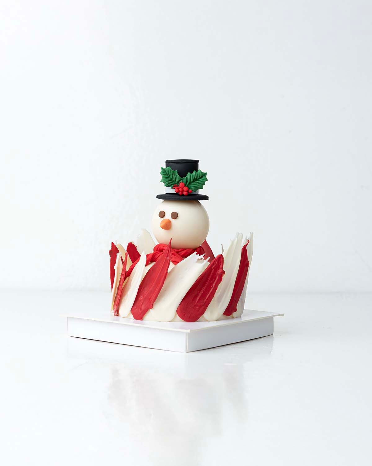 Snowman Designer Smash ChocolateChocolate & ConfectioneryYour Gift Contains:• 700grams White Chocolate Pinata Snowman• 10 assorted milk chocolate truffles• Flavors: Pistachio, Hazelnut, Speculoos, Peanut Butter and Roche• Wooden Hammer x 1• Box Size: 16x1