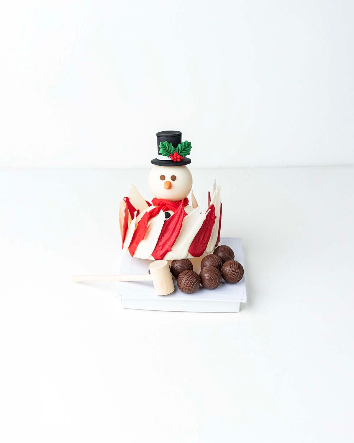 Snowman Designer Smash ChocolateChocolate & ConfectioneryYour Gift Contains:• 700grams White Chocolate Pinata Snowman• 10 assorted milk chocolate truffles• Flavors: Pistachio, Hazelnut, Speculoos, Peanut Butter and Roche• Wooden Hammer x 1• Box Size: 16x1
