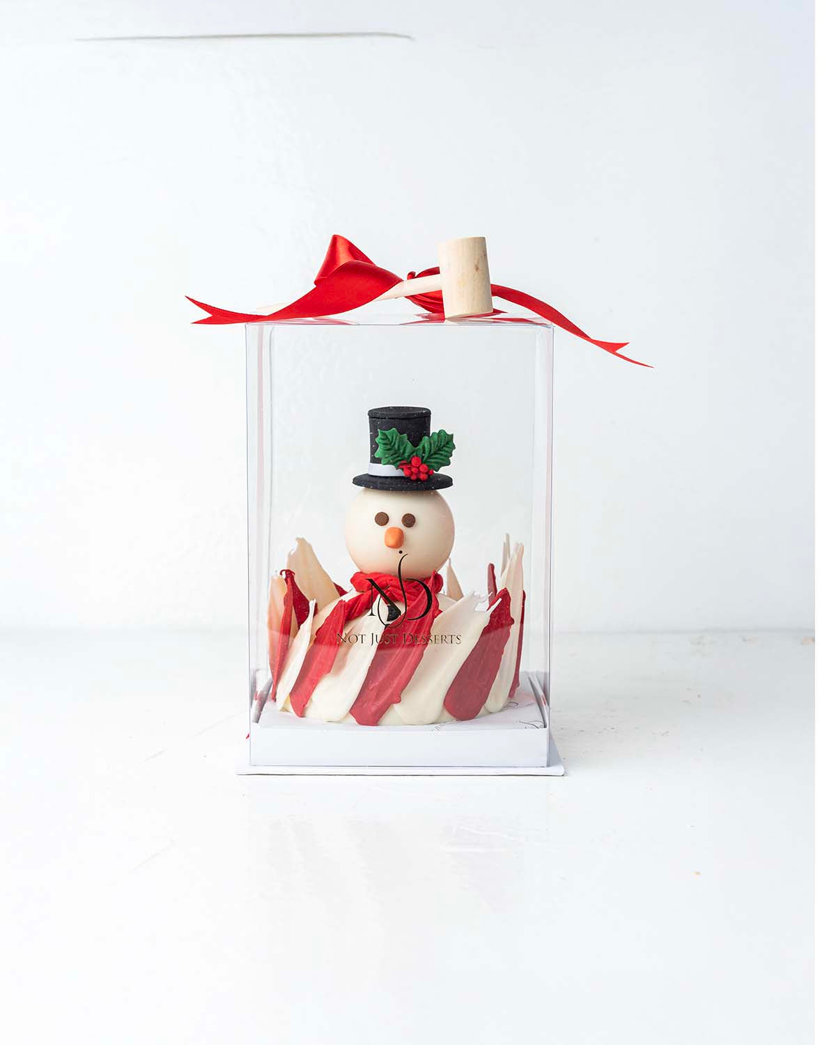 Snowman Designer Smash ChocolateChocolate & ConfectioneryYour Gift Contains:• 700grams White Chocolate Pinata Snowman• 10 assorted milk chocolate truffles• Flavors: Pistachio, Hazelnut, Speculoos, Peanut Butter and Roche• Wooden Hammer x 1• Box Size: 16x1