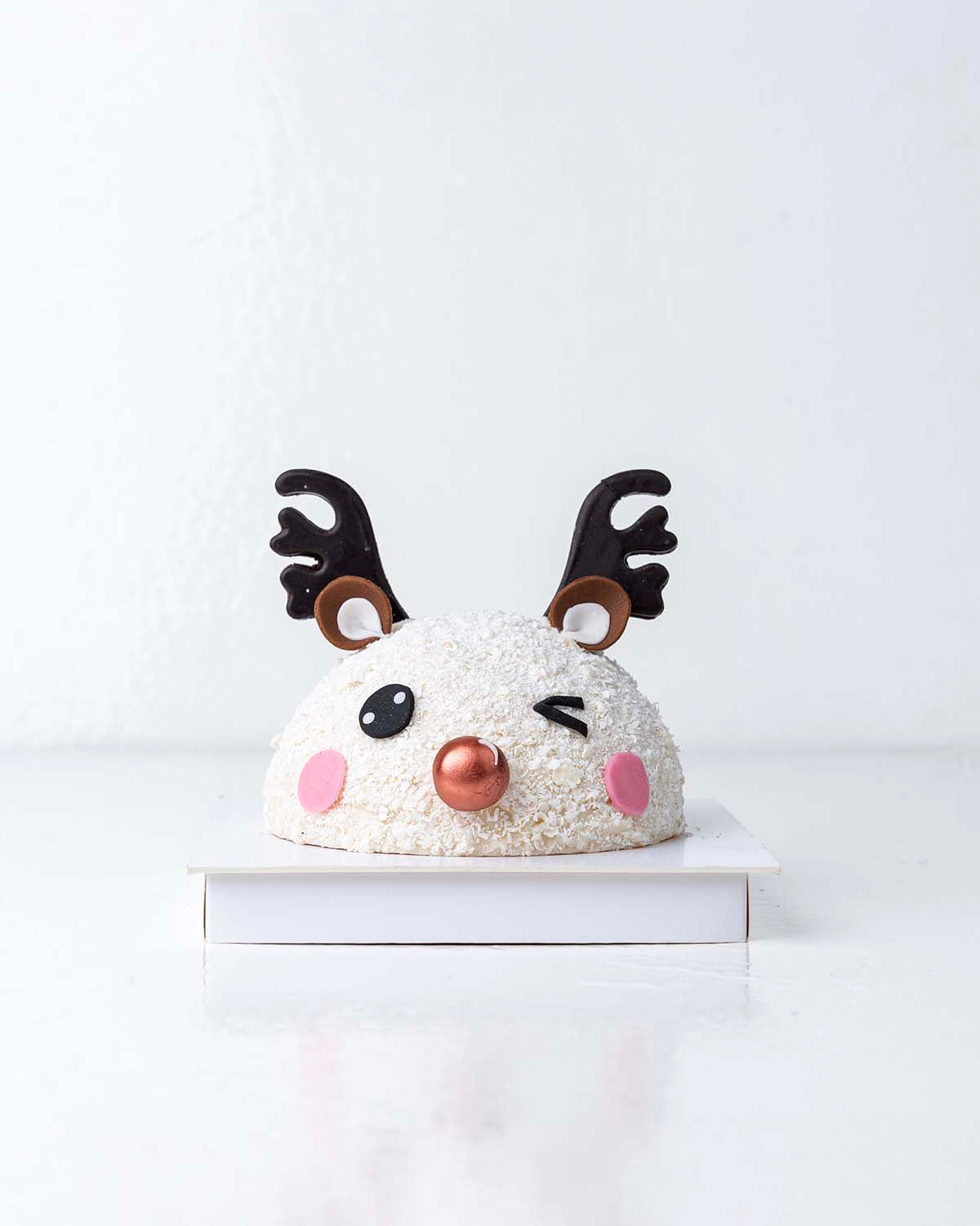 White Reindeer Smash ChocolateChocolate & ConfectioneryYour Gift Contains:• 500grams Pinata Reindeer• 10 assorted milk chocolate truffles• Flavors: Pistachio, Hazelnut, Speculoos, Peanut Butter and Roche• Wooden Hammer x 1• Box Size: 23x23x26 cmHandling a