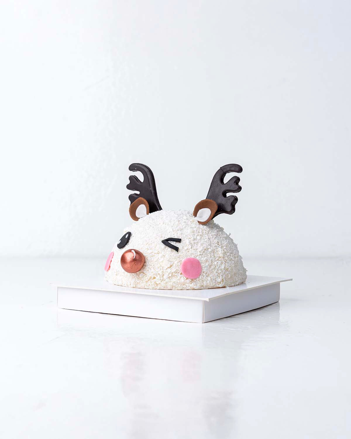 White Reindeer Smash ChocolateChocolate & ConfectioneryYour Gift Contains:• 500grams Pinata Reindeer• 10 assorted milk chocolate truffles• Flavors: Pistachio, Hazelnut, Speculoos, Peanut Butter and Roche• Wooden Hammer x 1• Box Size: 23x23x26 cmHandling a
