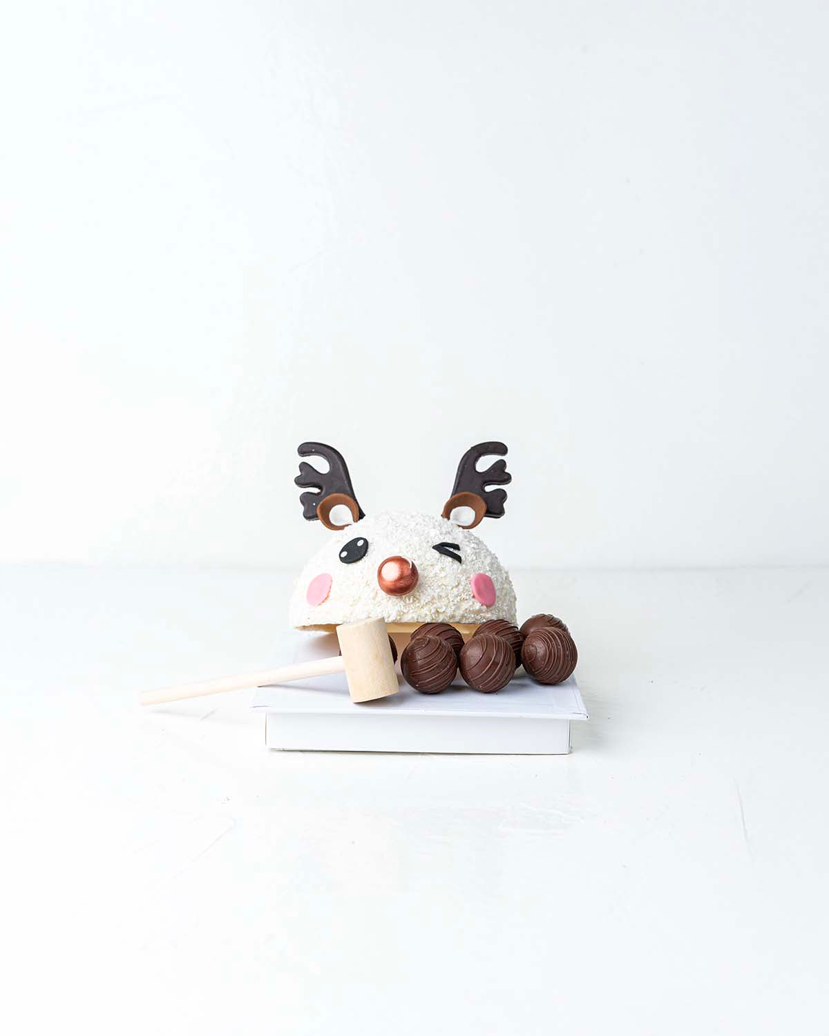 White Reindeer Smash ChocolateChocolate & ConfectioneryYour Gift Contains:• 500grams Pinata Reindeer• 10 assorted milk chocolate truffles• Flavors: Pistachio, Hazelnut, Speculoos, Peanut Butter and Roche• Wooden Hammer x 1• Box Size: 23x23x26 cmHandling a