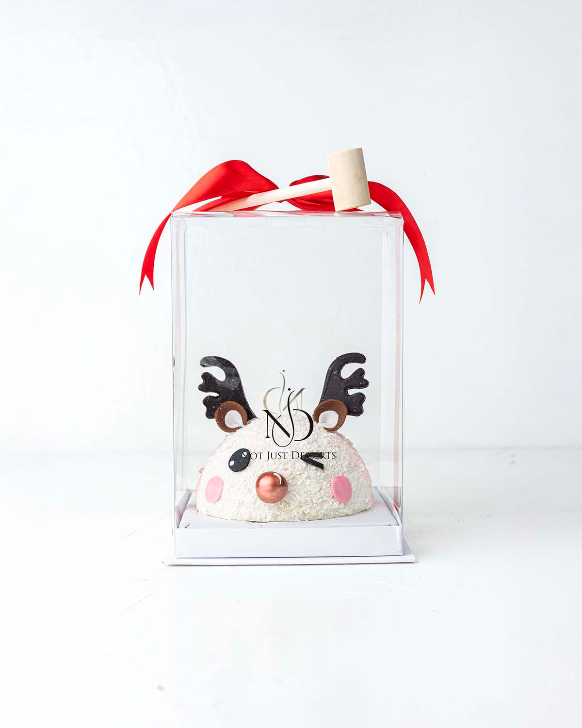 White Reindeer Smash ChocolateChocolate & ConfectioneryYour Gift Contains:• 500grams Pinata Reindeer• 10 assorted milk chocolate truffles• Flavors: Pistachio, Hazelnut, Speculoos, Peanut Butter and Roche• Wooden Hammer x 1• Box Size: 23x23x26 cmHandling a