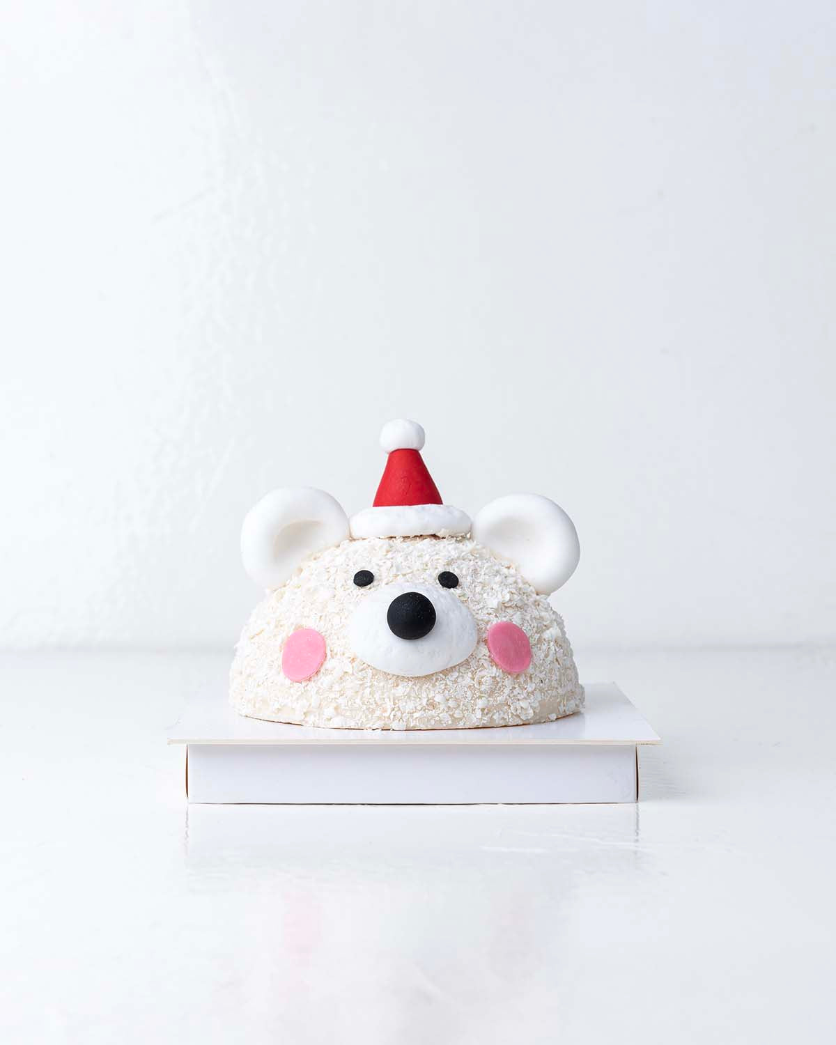 Polar Bear Smash ChocolateChocolate & ConfectioneryYour Gift Contains:• 500grams Pinata Polar Bear• 10 assorted milk chocolate truffles• Flavors: Pistachio, Hazelnut, Speculoos, Peanut Butter and Roche• Wooden Hammer x 1• Box Size: 23x23x26 cmHandling and