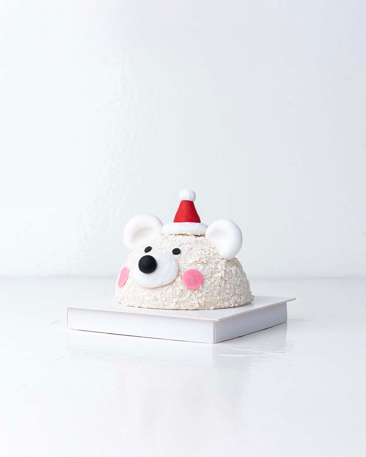 Polar Bear Smash ChocolateChocolate & ConfectioneryYour Gift Contains:• 500grams Pinata Polar Bear• 10 assorted milk chocolate truffles• Flavors: Pistachio, Hazelnut, Speculoos, Peanut Butter and Roche• Wooden Hammer x 1• Box Size: 23x23x26 cmHandling and