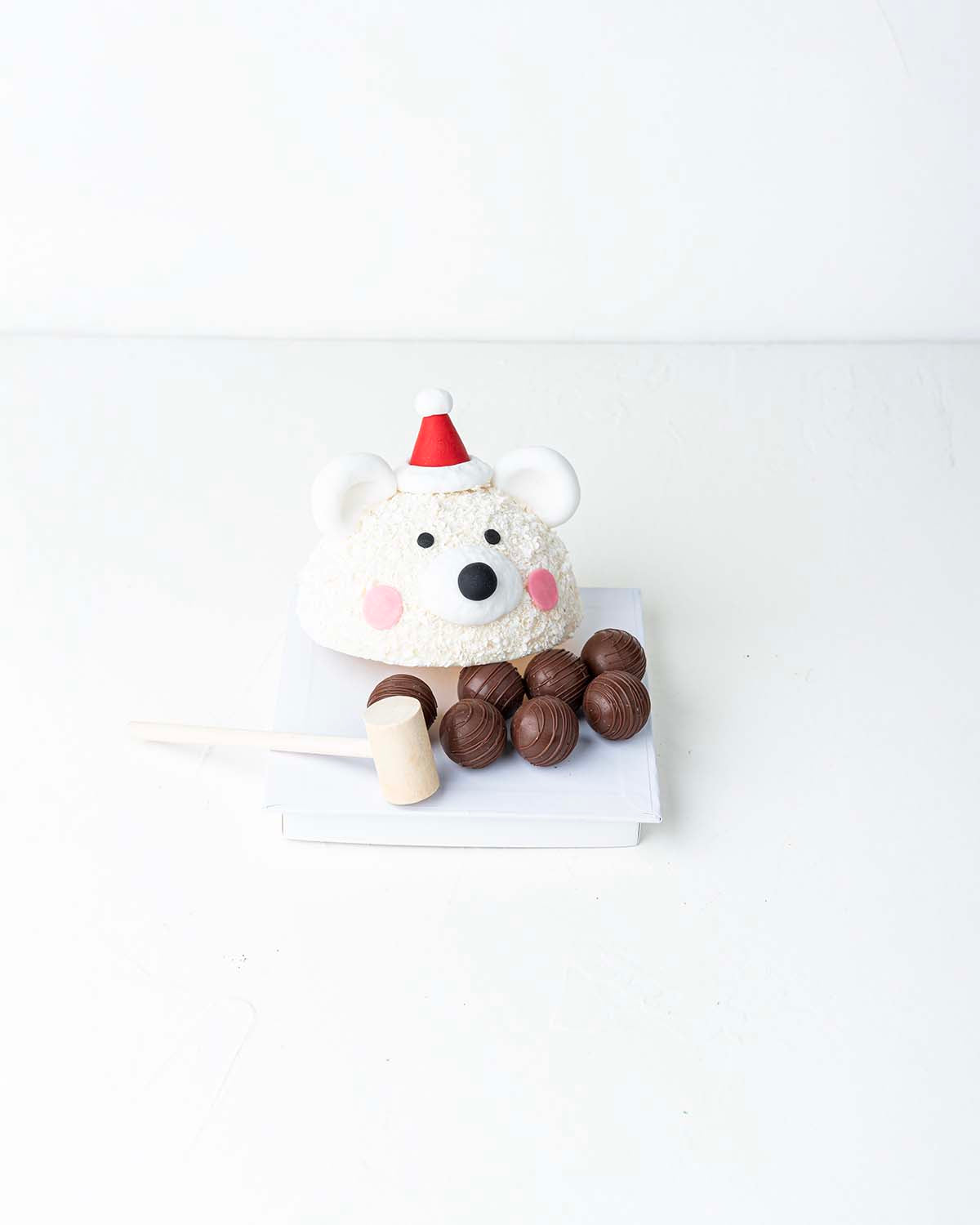Polar Bear Smash ChocolateChocolate & ConfectioneryYour Gift Contains:• 500grams Pinata Polar Bear• 10 assorted milk chocolate truffles• Flavors: Pistachio, Hazelnut, Speculoos, Peanut Butter and Roche• Wooden Hammer x 1• Box Size: 23x23x26 cmHandling and