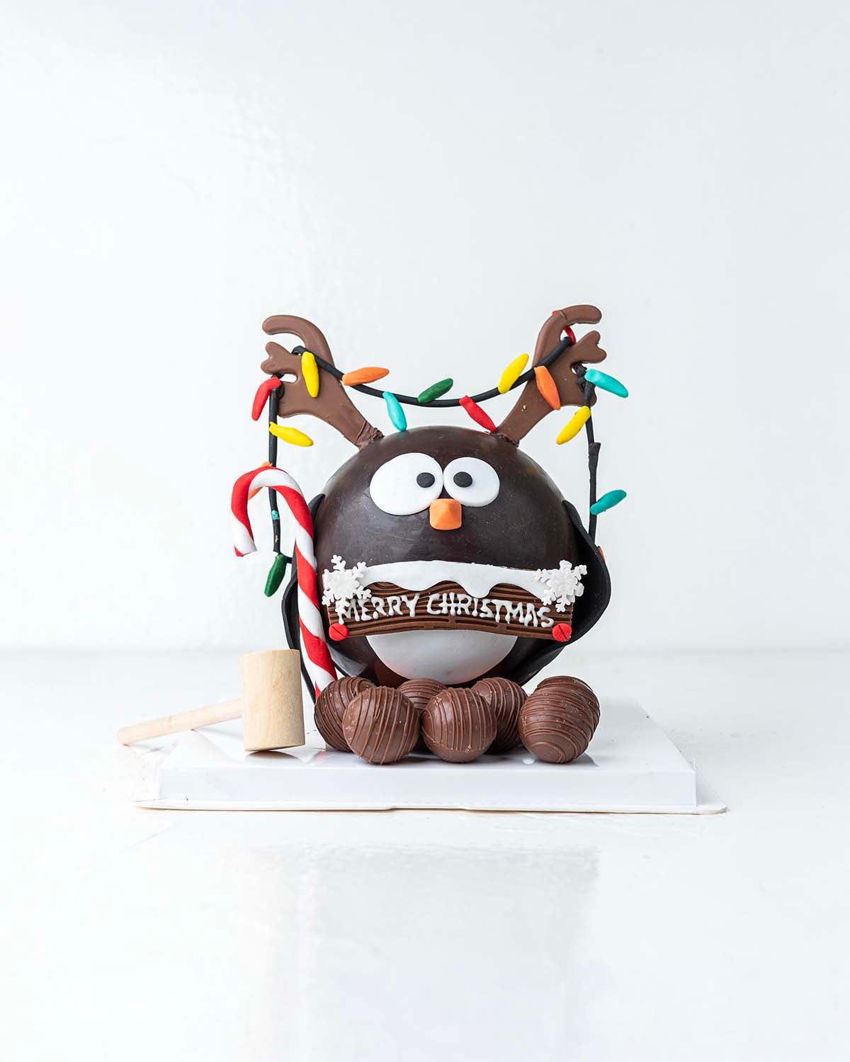 Penguin with RibbonsChocolate & ConfectioneryYour Gift Contains:• 600grams Penguin with Christmas Lights• 10 assorted milk chocolate truffles• Flavors: Pistachio, Hazelnut, Speculoos, Peanut Butter and Roche• Wooden Hammer x 1• Box Size: 16x16x20cmHandlin
