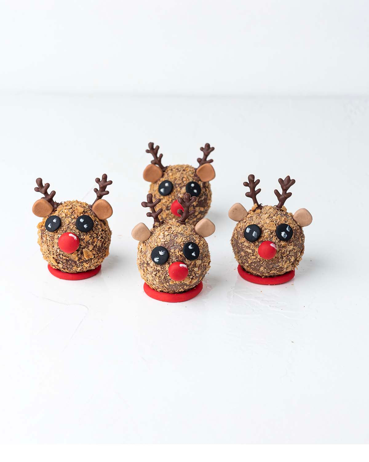 Reindeer Chocolate BombsChocolate & ConfectioneryYour Gift Contains:• 4 Hot Chocolate Bombs Reindeer• Contain hot chocolate mix, marshmallows made in Belgian chocolate• Chocolate Size: 6x6cm• Size of box: 18x18x14cmHandling and Storage• Keep away from dir
