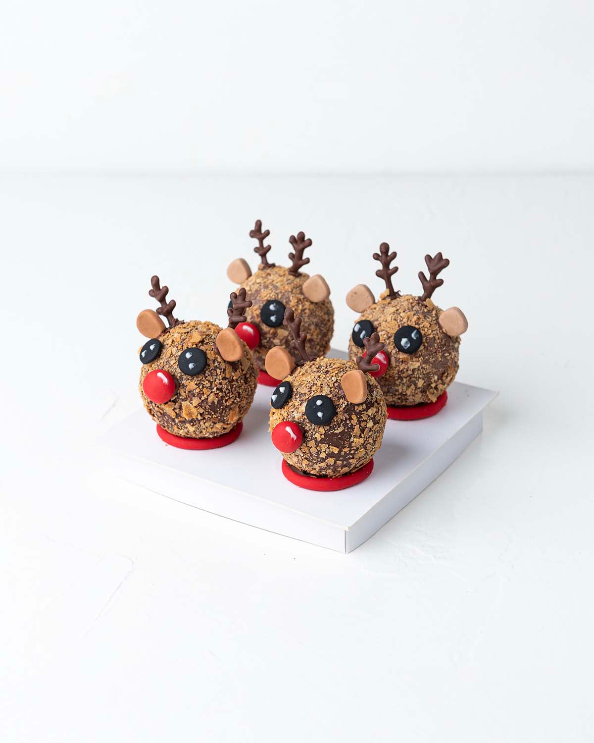 Reindeer Chocolate BombsChocolate & ConfectioneryYour Gift Contains:• 4 Hot Chocolate Bombs Reindeer• Contain hot chocolate mix, marshmallows made in Belgian chocolate• Chocolate Size: 6x6cm• Size of box: 18x18x14cmHandling and Storage• Keep away from dir