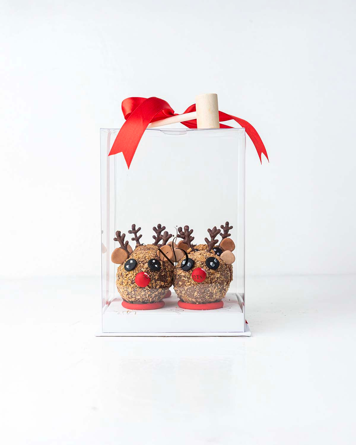 Reindeer Chocolate BombsChocolate & ConfectioneryYour Gift Contains:• 4 Hot Chocolate Bombs Reindeer• Contain hot chocolate mix, marshmallows made in Belgian chocolate• Chocolate Size: 6x6cm• Size of box: 18x18x14cmHandling and Storage• Keep away from dir