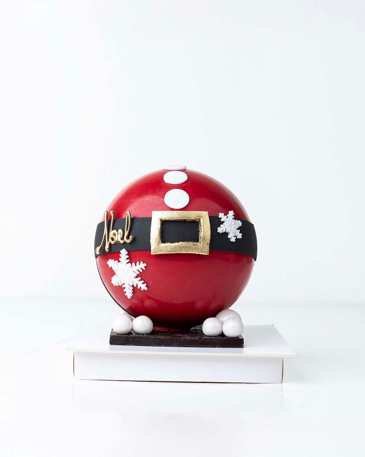 Santa's Belly Filled with TreatChocolate & ConfectioneryYour Gift Contains:• 500grams Pinata Noel Smash Ball• 10 assorted milk chocolate truffles• Flavors: Pistachio, Hazelnut, Speculoos, Peanut Butter and Roche• Wooden Hammer x 1• Box Size: 16x16x20cmHan