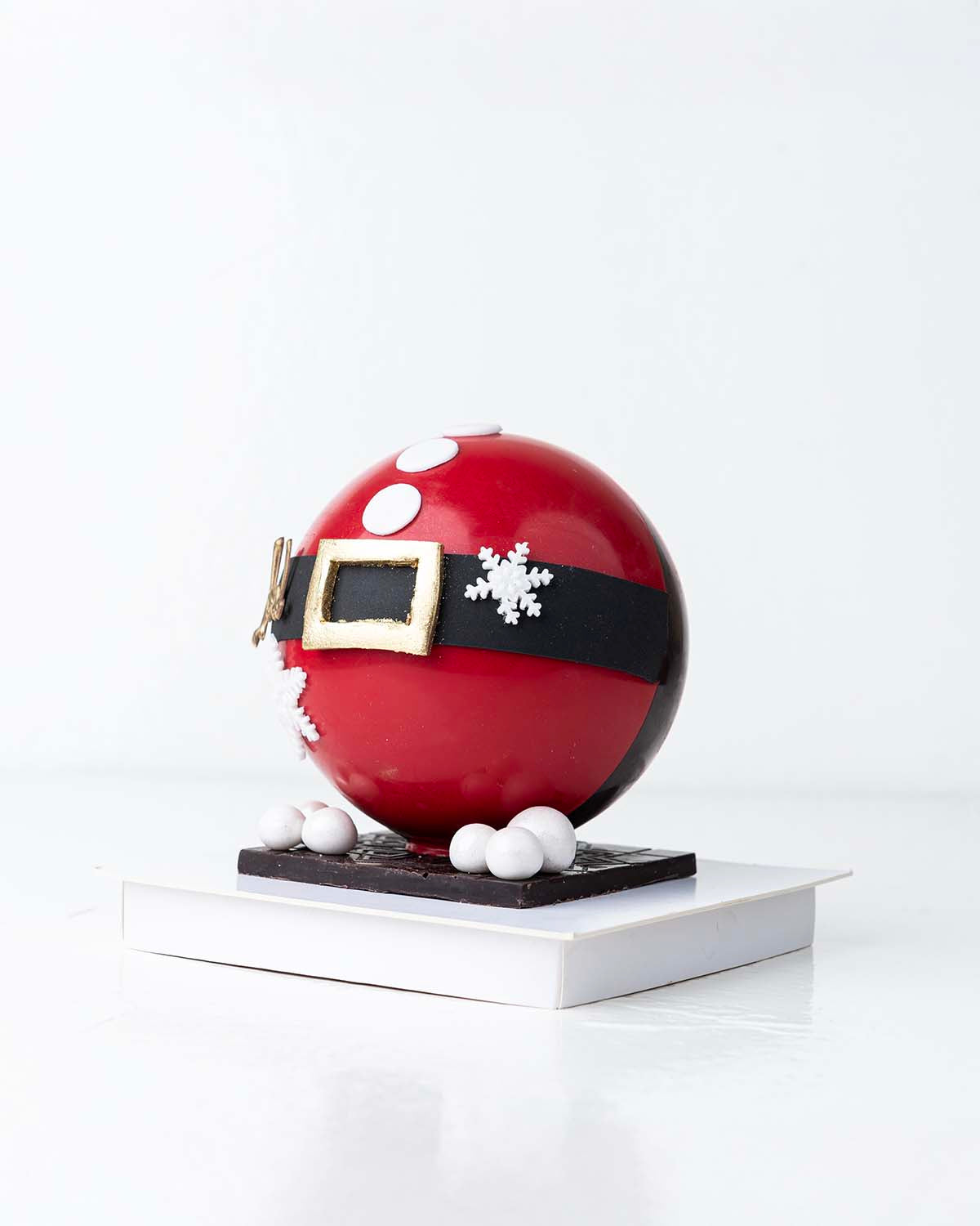 Santa's Belly Filled with TreatChocolate & ConfectioneryYour Gift Contains:• 500grams Pinata Noel Smash Ball• 10 assorted milk chocolate truffles• Flavors: Pistachio, Hazelnut, Speculoos, Peanut Butter and Roche• Wooden Hammer x 1• Box Size: 16x16x20cmHan