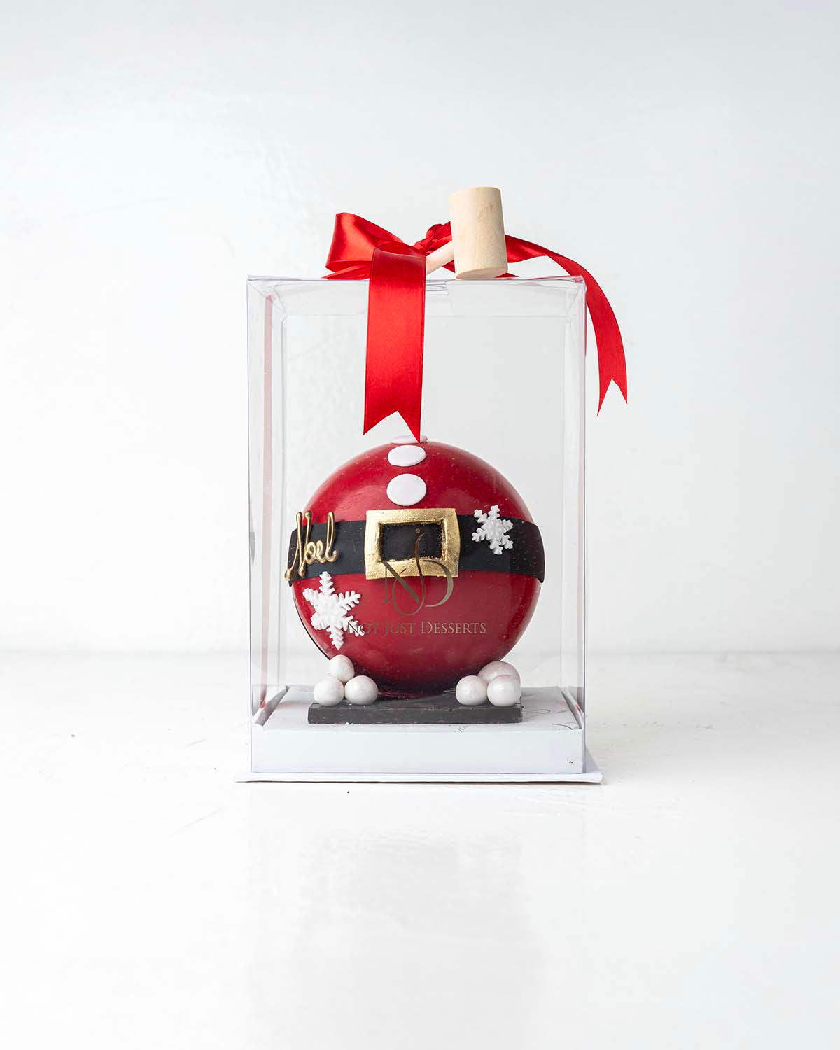 Santa's Belly Filled with TreatChocolate & ConfectioneryYour Gift Contains:• 500grams Pinata Noel Smash Ball• 10 assorted milk chocolate truffles• Flavors: Pistachio, Hazelnut, Speculoos, Peanut Butter and Roche• Wooden Hammer x 1• Box Size: 16x16x20cmHan