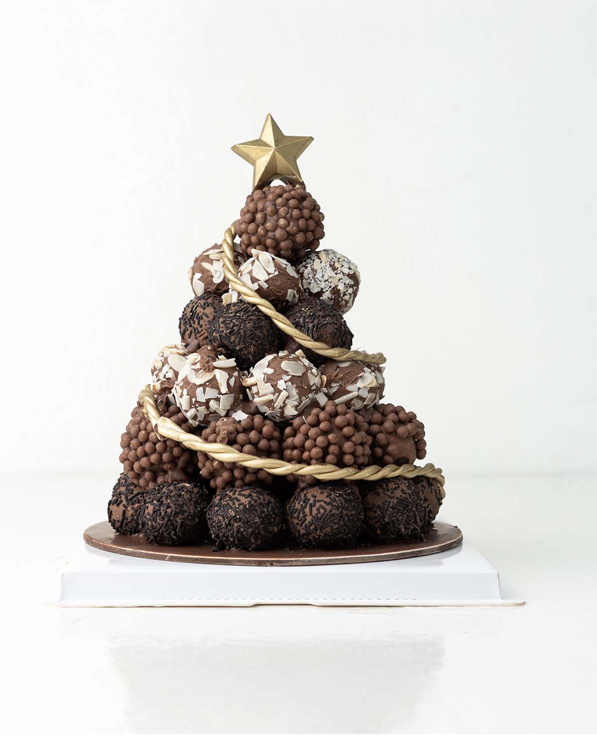 40 Cake Pops TreeChocolate & ConfectioneryYour Gift Contains:• 40 Cake pops Tower• Flavor: Chocolate/Vanilla/Red Velvet• Box Size: 23x23x26 cmHandling and Storage• Keep away from direct heat and sunlight• Best stored between 12-18 °C• NOT Suitable for veg