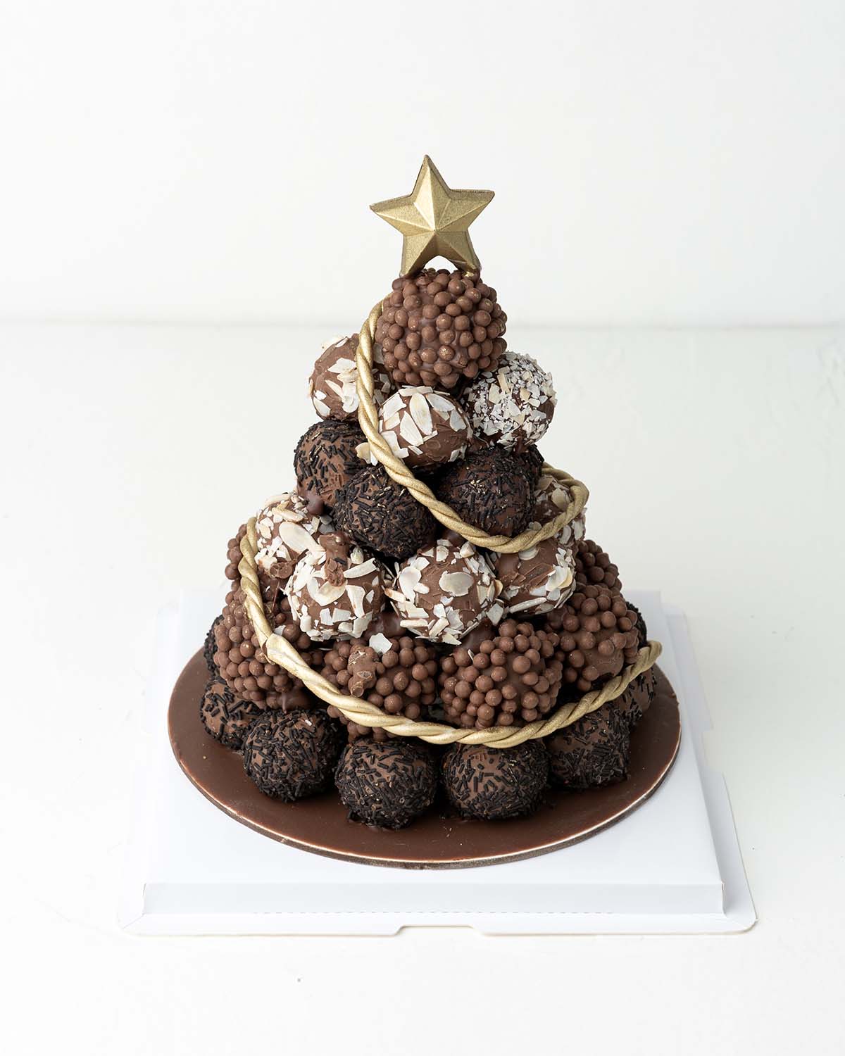 40 Cake Pops TreeChocolate & ConfectioneryYour Gift Contains:• 40 Cake pops Tower• Flavor: Chocolate/Vanilla/Red Velvet• Box Size: 23x23x26 cmHandling and Storage• Keep away from direct heat and sunlight• Best stored between 12-18 °C• NOT Suitable for veg