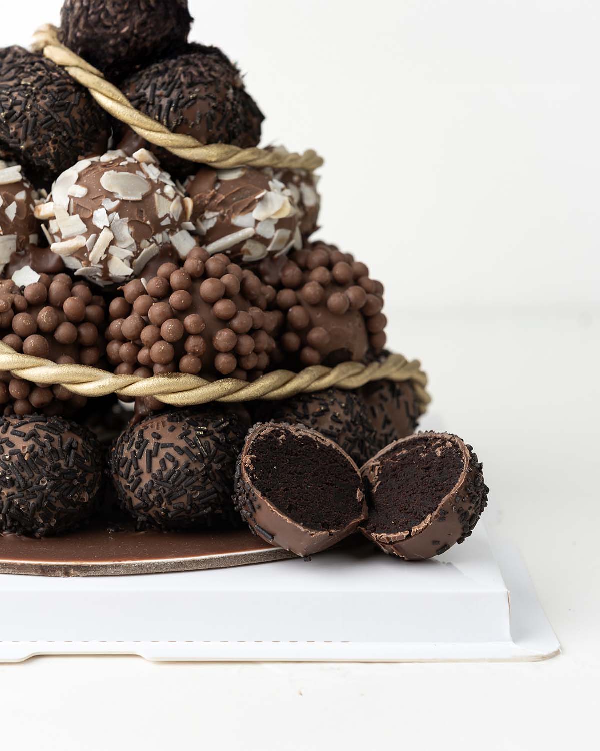 40 Cake Pops TreeChocolate & ConfectioneryYour Gift Contains:• 40 Cake pops Tower• Flavor: Chocolate/Vanilla/Red Velvet• Box Size: 23x23x26 cmHandling and Storage• Keep away from direct heat and sunlight• Best stored between 12-18 °C• NOT Suitable for veg