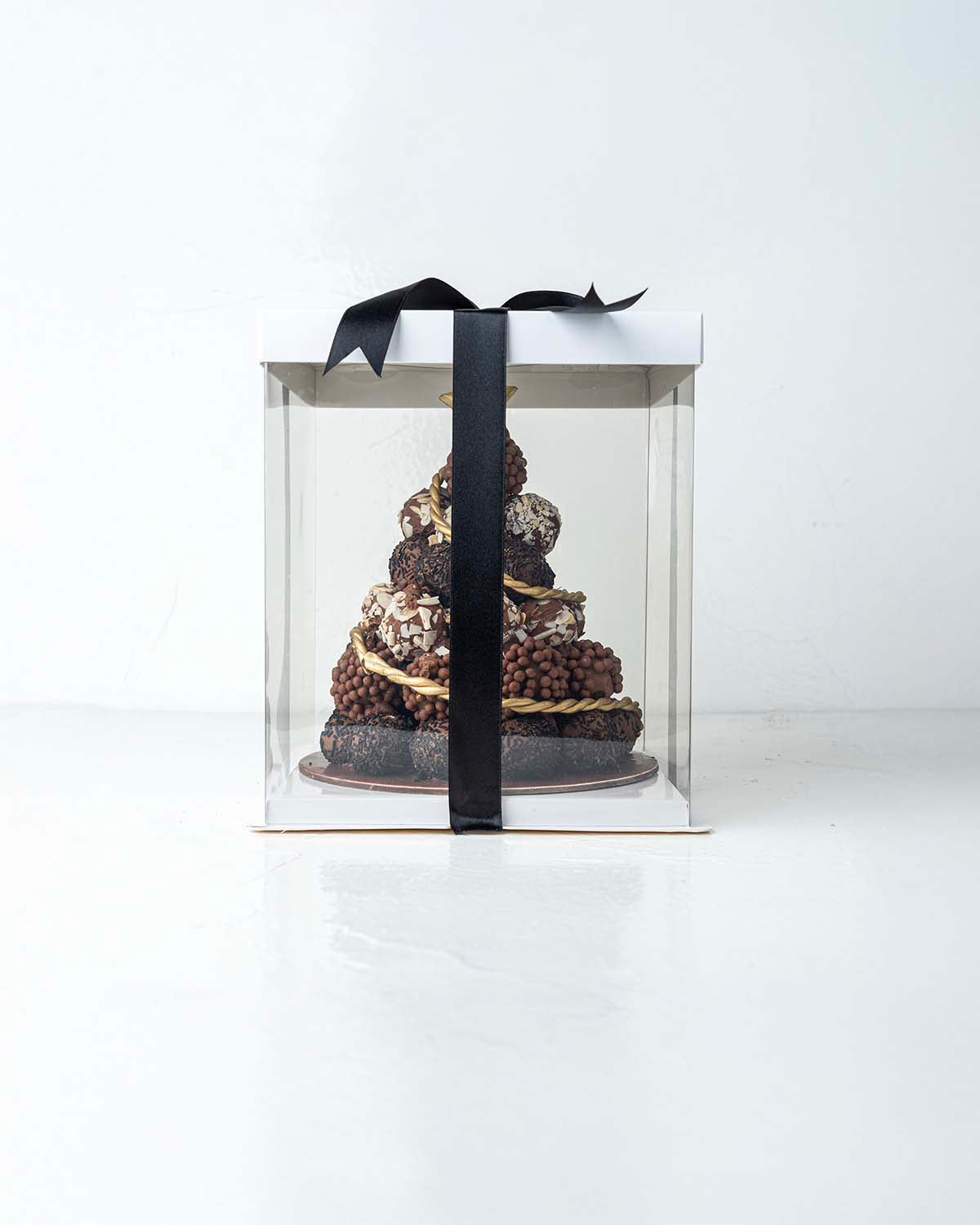 40 Cake Pops TreeChocolate & ConfectioneryYour Gift Contains:• 40 Cake pops Tower• Flavor: Chocolate/Vanilla/Red Velvet• Box Size: 23x23x26 cmHandling and Storage• Keep away from direct heat and sunlight• Best stored between 12-18 °C• NOT Suitable for veg