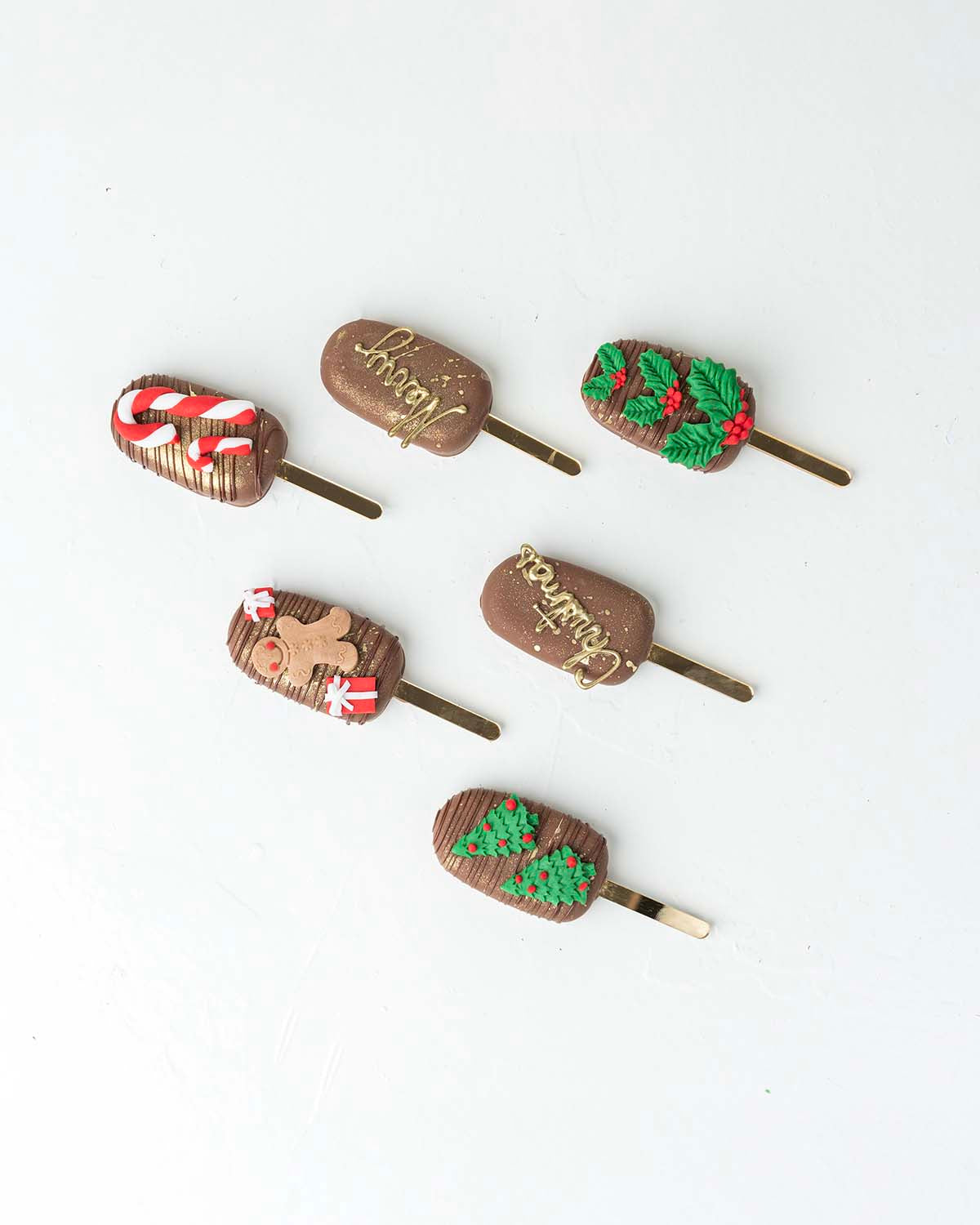 Christmas '24 CakesiclesChocolate & ConfectioneryYour Gift Contains:• 6 Christmas theme cake Cakesicles• Flavor: Chocolate/Vanilla/Red Velvet• Cakesicles Weight: 400g• Box Size: 35×14.5x4cmHandling and Storage• Keep away from direct heat and sunlight• Bes