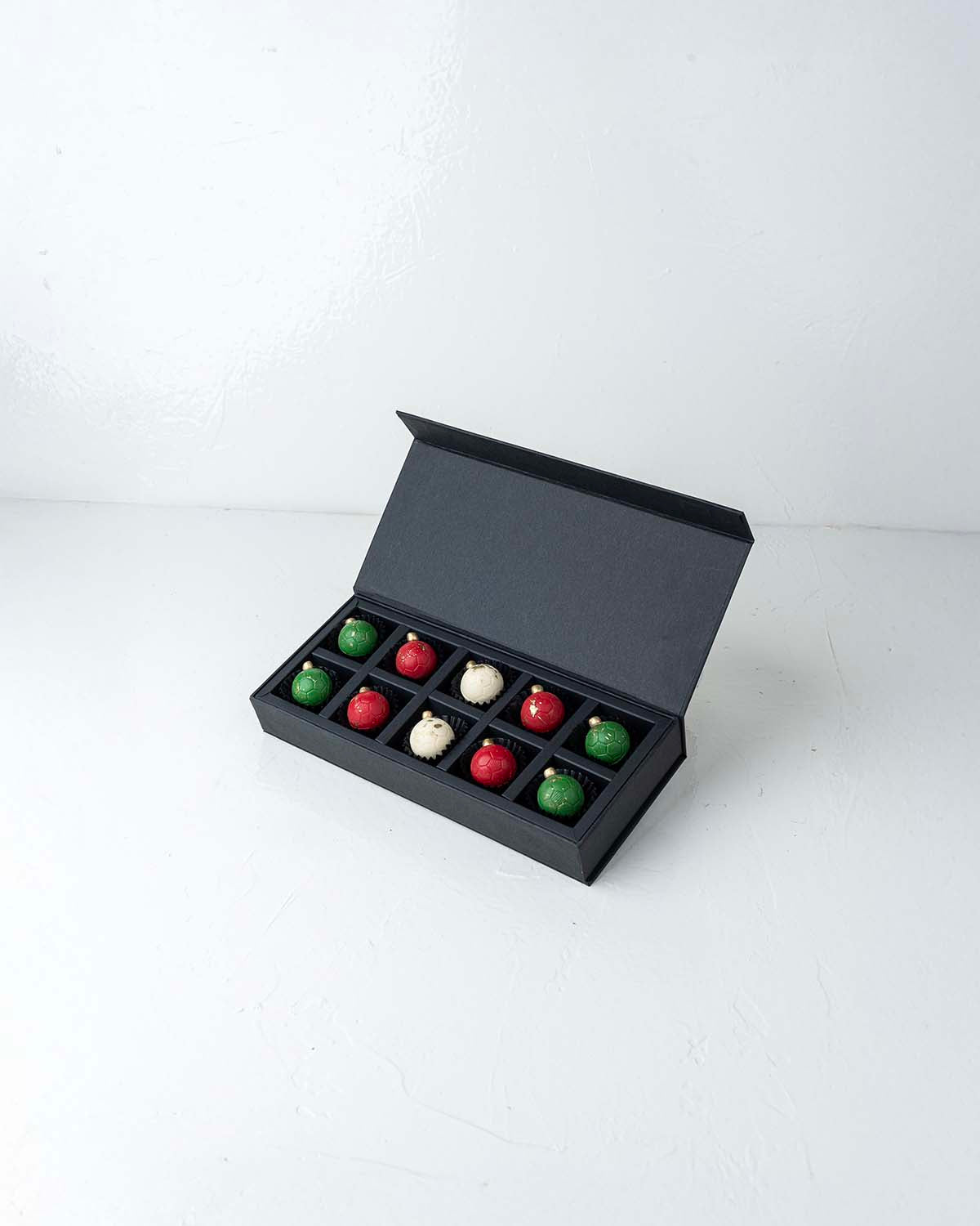 10 Baubles ChocolatesChocolate & ConfectioneryYour Gift Contains:• 10 Chocolate Christmas Ornament• Flavors: Pistachio, Hazelnut, Speculoos, Peanut Butter and Roche• Box Size: 27.5x12x4cm Handling and Storage• Keep away from direct heat and sunlight• Best