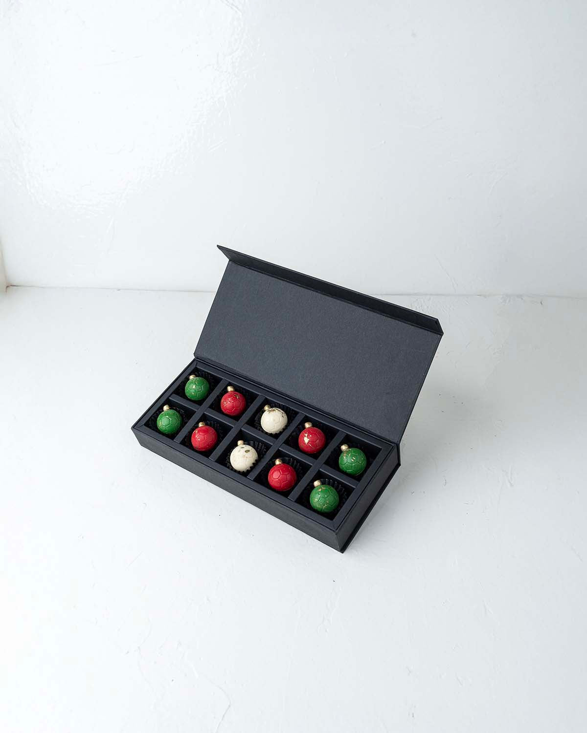 10 Baubles ChocolatesChocolate & ConfectioneryYour Gift Contains:• 10 Chocolate Christmas Ornament• Flavors: Pistachio, Hazelnut, Speculoos, Peanut Butter and Roche• Box Size: 27.5x12x4cm Handling and Storage• Keep away from direct heat and sunlight• Best