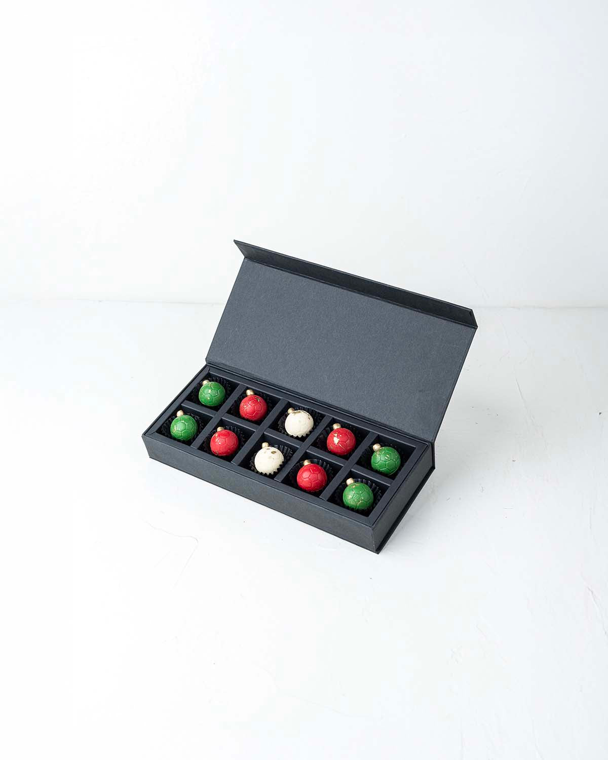 10 Baubles ChocolatesChocolate & ConfectioneryYour Gift Contains:• 10 Chocolate Christmas Ornament• Flavors: Pistachio, Hazelnut, Speculoos, Peanut Butter and Roche• Box Size: 27.5x12x4cm Handling and Storage• Keep away from direct heat and sunlight• Best