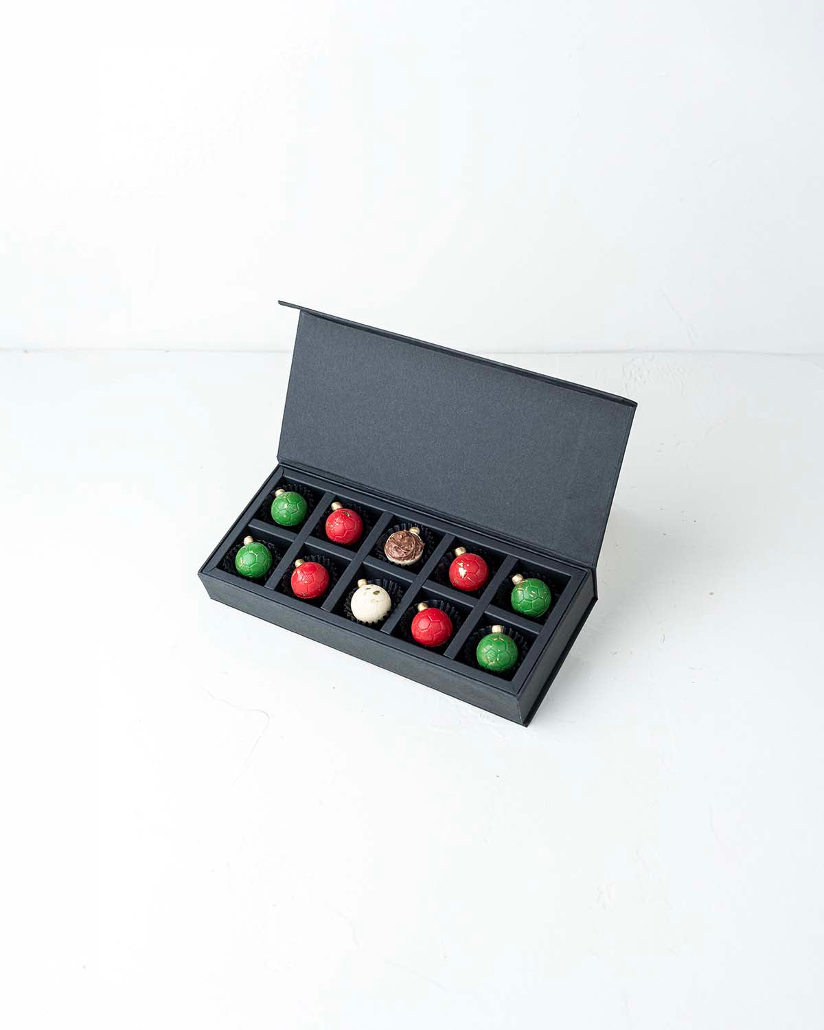10 Baubles ChocolatesChocolate & ConfectioneryYour Gift Contains:• 10 Chocolate Christmas Ornament• Flavors: Pistachio, Hazelnut, Speculoos, Peanut Butter and Roche• Box Size: 27.5x12x4cm Handling and Storage• Keep away from direct heat and sunlight• Best