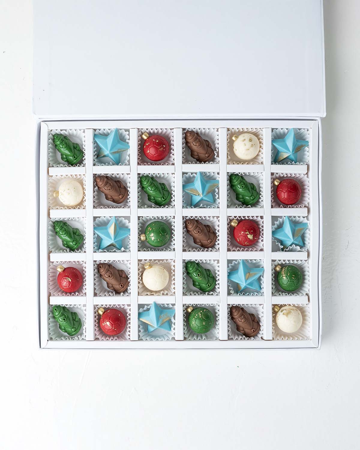 30 Holiday Season ChocolatesChocolate & ConfectioneryYour Gift Contains:• 30 Chocolate Christmas Decor• Flavors: Pistachio, Hazelnut, Speculoos, Peanut Butter and Roche• Box Size: 31 x26x14cmHandling and Storage• Keep away from direct heat and sunlight• B