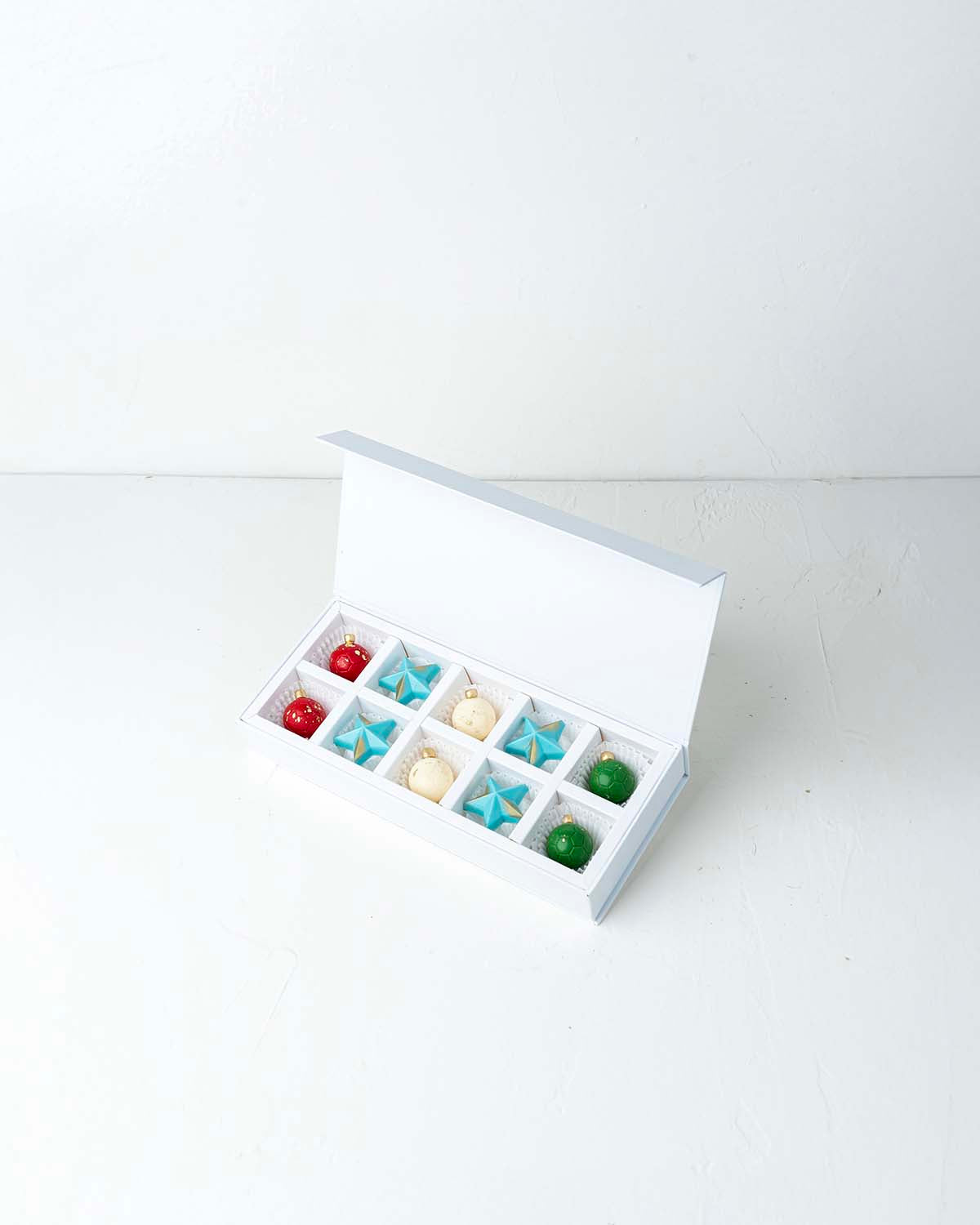 10 Holiday Season ChocolatesChocolate & ConfectioneryYour Gift Contains:• 10 Chocolate Christmas Decor• Flavors: Pistachio, Hazelnut, Speculoos, Peanut Butter and Roche• Box Size: 31 x26x14cmHandling and Storage• Keep away from direct heat and sunlight• B