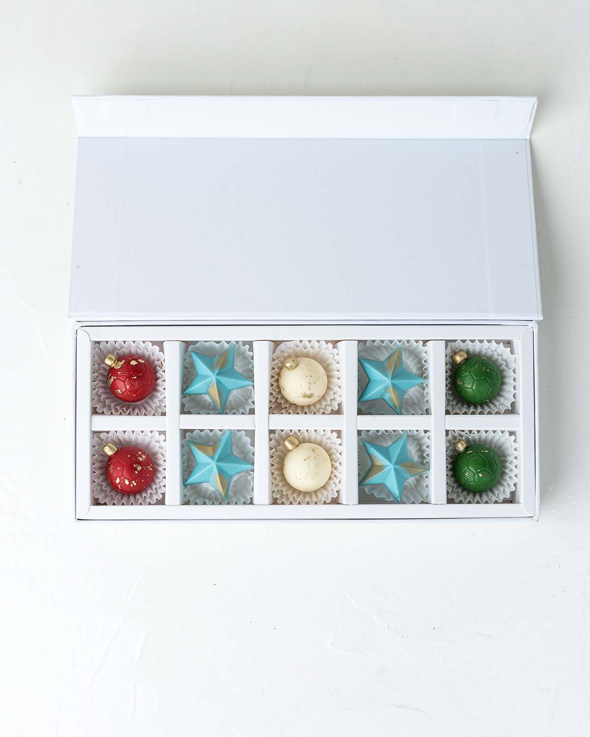 10 Holiday Season ChocolatesChocolate & ConfectioneryYour Gift Contains:• 10 Chocolate Christmas Decor• Flavors: Pistachio, Hazelnut, Speculoos, Peanut Butter and Roche• Box Size: 31 x26x14cmHandling and Storage• Keep away from direct heat and sunlight• B