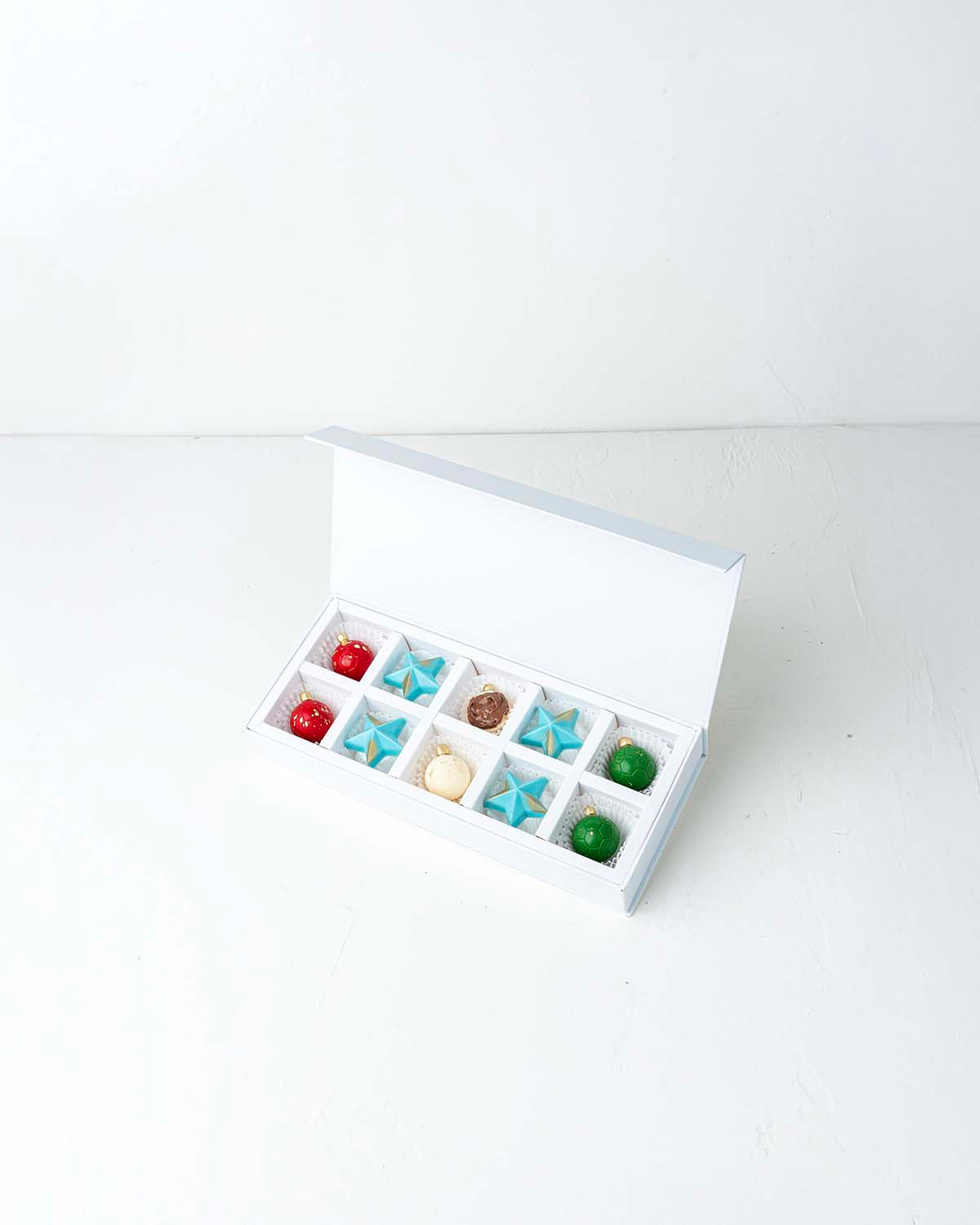 10 Holiday Season ChocolatesChocolate & ConfectioneryYour Gift Contains:• 10 Chocolate Christmas Decor• Flavors: Pistachio, Hazelnut, Speculoos, Peanut Butter and Roche• Box Size: 31 x26x14cmHandling and Storage• Keep away from direct heat and sunlight• B