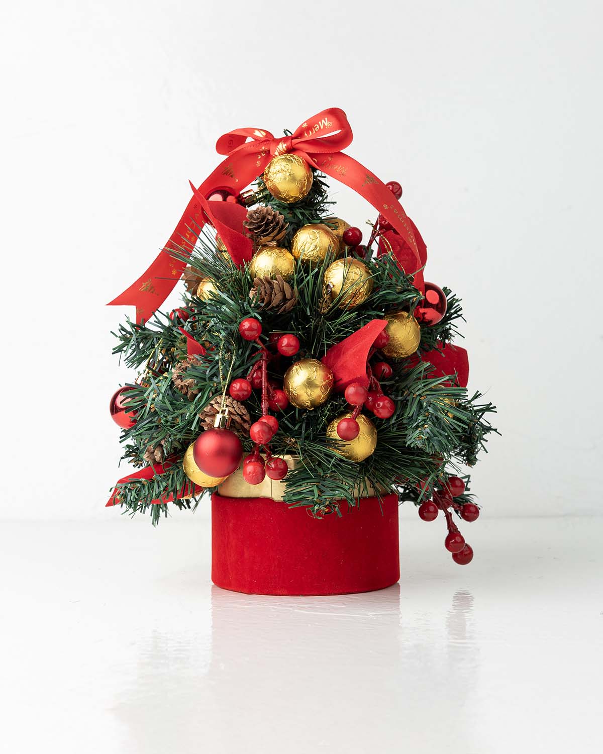 Christmas Tree with Edible BaublesChocolate & ConfectioneryYour Gift Contains:• Truffles Christmas Tree• 20 Assorted Chocolate Truffles• Flavors: Pistachio, Hazelnut, Speculoos, Peanut Butter and Roche • Size of box: : 12x12x28cmHandling and Storage• Keep