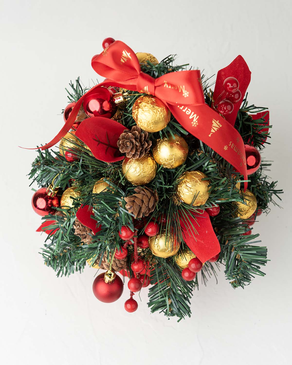 Christmas Tree with Edible BaublesChocolate & ConfectioneryYour Gift Contains:• Truffles Christmas Tree• 20 Assorted Chocolate Truffles• Flavors: Pistachio, Hazelnut, Speculoos, Peanut Butter and Roche • Size of box: : 12x12x28cmHandling and Storage• Keep