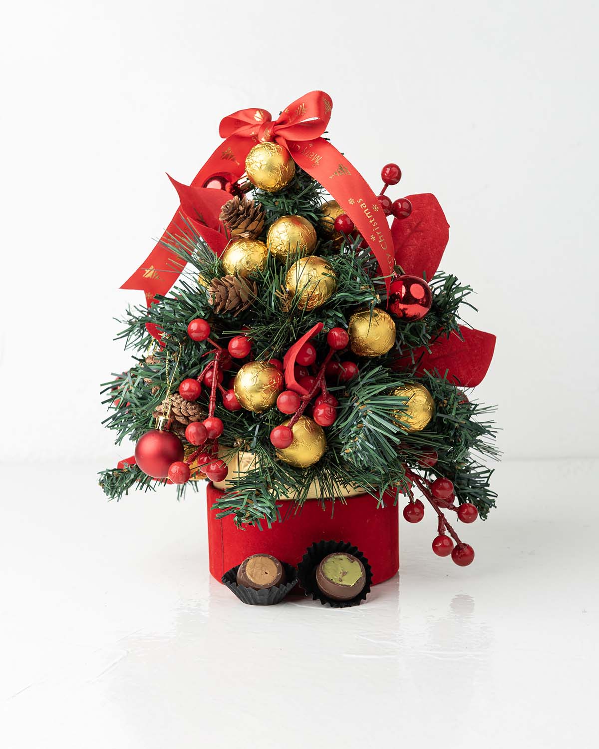 Christmas Tree with Edible BaublesChocolate & ConfectioneryYour Gift Contains:• Truffles Christmas Tree• 20 Assorted Chocolate Truffles• Flavors: Pistachio, Hazelnut, Speculoos, Peanut Butter and Roche • Size of box: : 12x12x28cmHandling and Storage• Keep