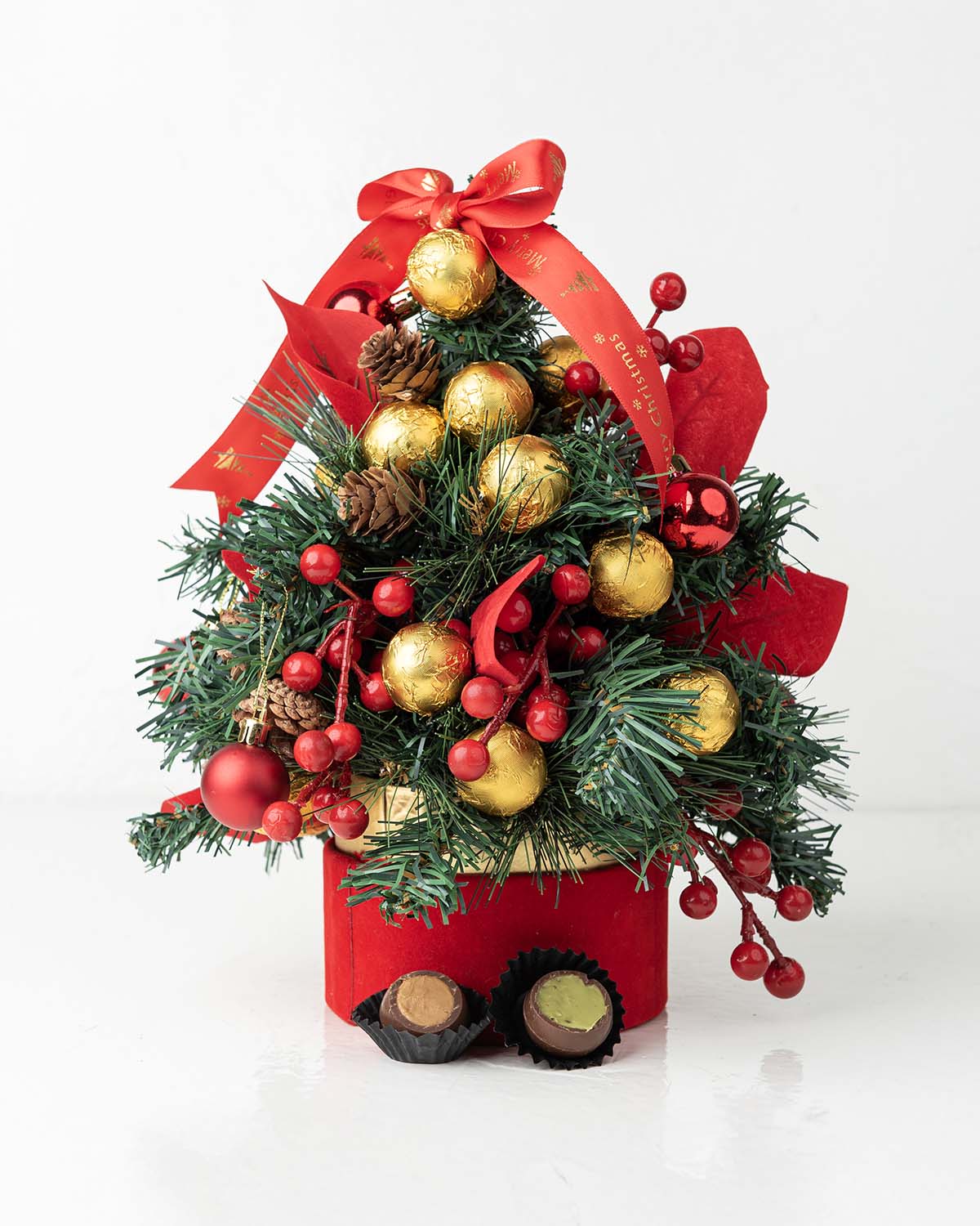 Christmas Tree with Edible BaublesChocolate & ConfectioneryYour Gift Contains:• Truffles Christmas Tree• 20 Assorted Chocolate Truffles• Flavors: Pistachio, Hazelnut, Speculoos, Peanut Butter and Roche • Size of box: : 12x12x28cmHandling and Storage• Keep