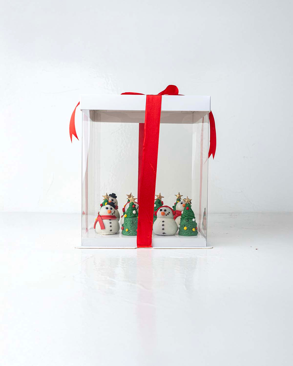 Snowman and Trees Cake PopsChocolate & ConfectioneryYour Gift Contains:• 12 Snowman and Christmas Tree Cake pops• Flavor: Chocolate/Vanilla/Red Velvet• Box Size: 23x23x26 cmHandling and Storage• Keep away from direct heat and sunlight• Best stored between