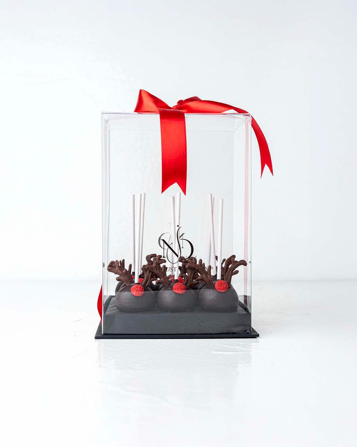 Reindeer 9 Cake PopsChocolate & ConfectioneryYour Gift Contains:• 9 Red nose Reindeer theme cake pops• Flavor: Chocolate/Vanilla/Red Velvet• Cake pops Weight: 325g• Box Size: 16x16x20cmHandling and Storage• Keep away from direct heat and sunlight• Best st