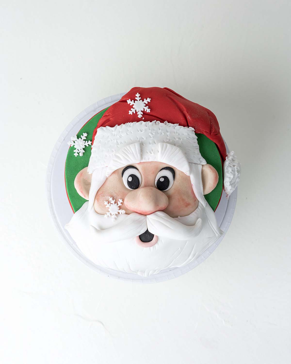 Santa CakeChocolate & ConfectioneryYour Gift Contains:• 1kg Santa Claus Theme Cake• Flavor: Chocolate/Vanilla/Red Velvet• Box Size: 21x21x25Handling and Storage• Keep away from direct heat and sunlight• Best stored between 12-18 °C• Not Suitable for veget