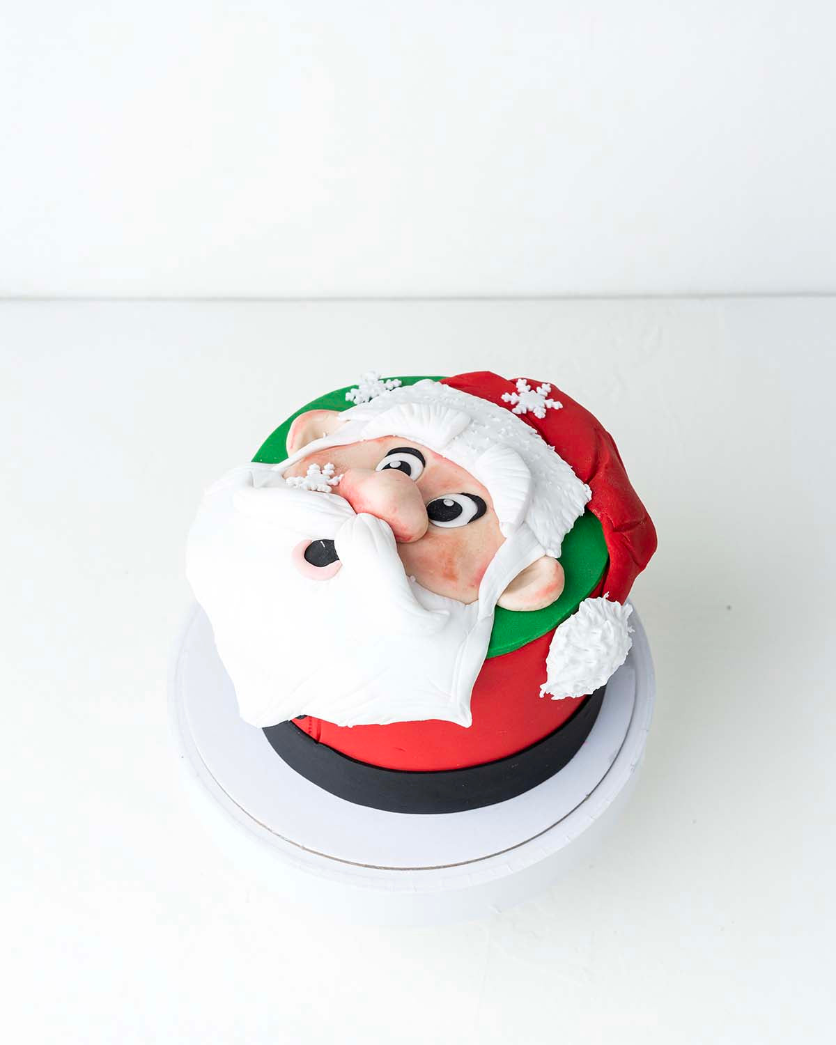 Santa CakeChocolate & ConfectioneryYour Gift Contains:• 1kg Santa Claus Theme Cake• Flavor: Chocolate/Vanilla/Red Velvet• Box Size: 21x21x25Handling and Storage• Keep away from direct heat and sunlight• Best stored between 12-18 °C• Not Suitable for veget