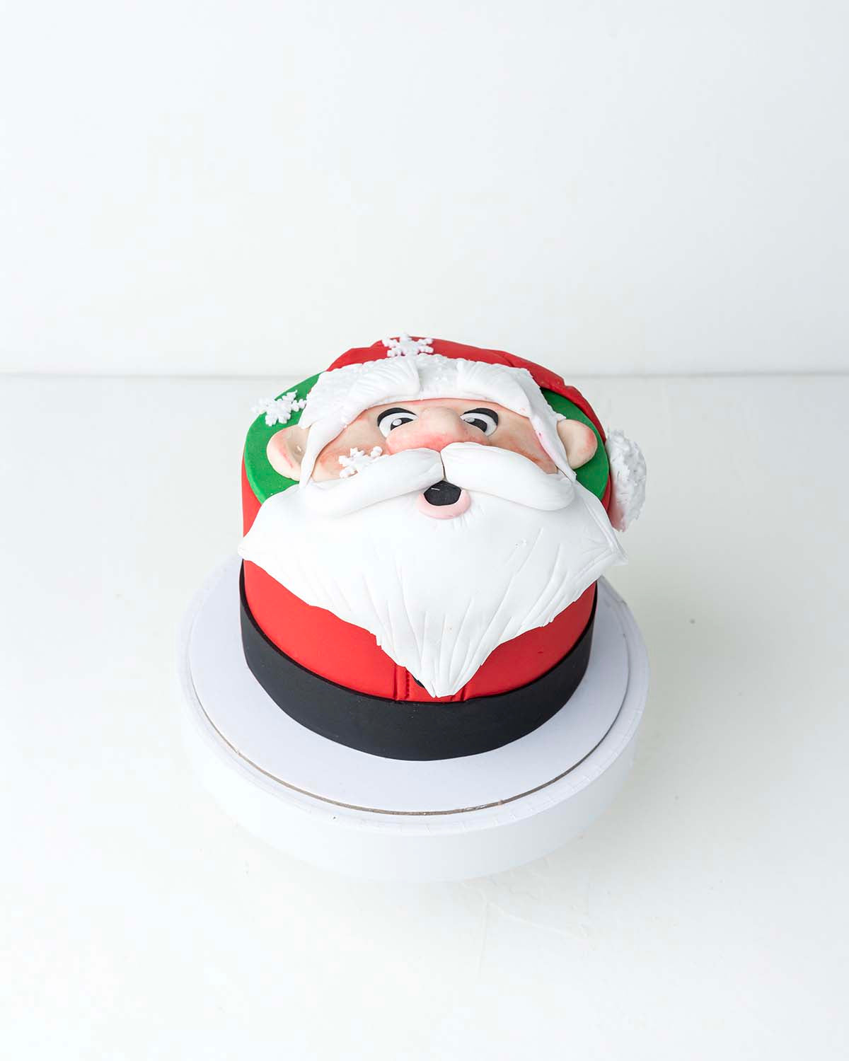 Santa CakeChocolate & ConfectioneryYour Gift Contains:• 1kg Santa Claus Theme Cake• Flavor: Chocolate/Vanilla/Red Velvet• Box Size: 21x21x25Handling and Storage• Keep away from direct heat and sunlight• Best stored between 12-18 °C• Not Suitable for veget