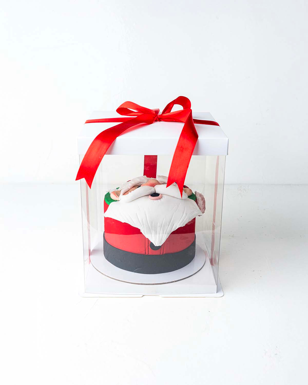 Santa CakeChocolate & ConfectioneryYour Gift Contains:• 1kg Santa Claus Theme Cake• Flavor: Chocolate/Vanilla/Red Velvet• Box Size: 21x21x25Handling and Storage• Keep away from direct heat and sunlight• Best stored between 12-18 °C• Not Suitable for veget