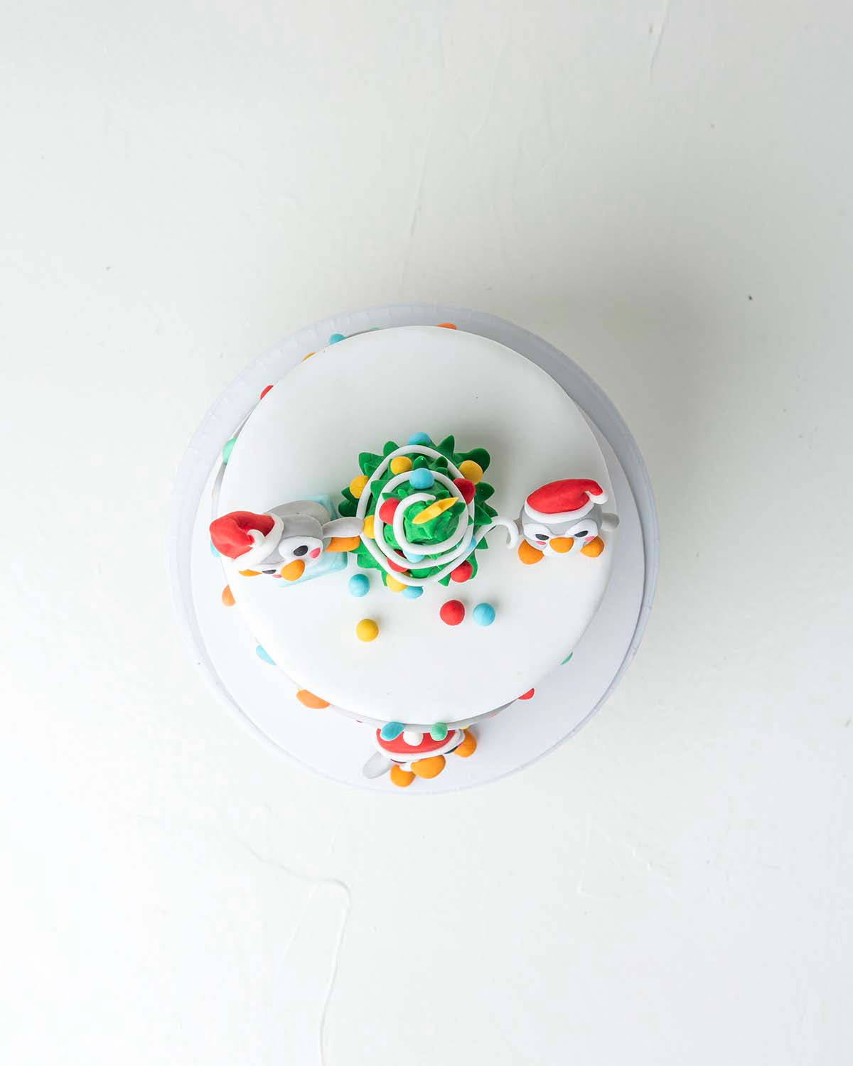 Penguin Theme CakeChocolate & ConfectioneryYour Gift Contains:• 1kg Christmas Penguins theme Cake• Flavor: Chocolate/Vanilla/Red Velvet• Box Size: 21x21x25Handling and Storage• Keep away from direct heat and sunlight• Best stored between 12-18 °C• Not Sui