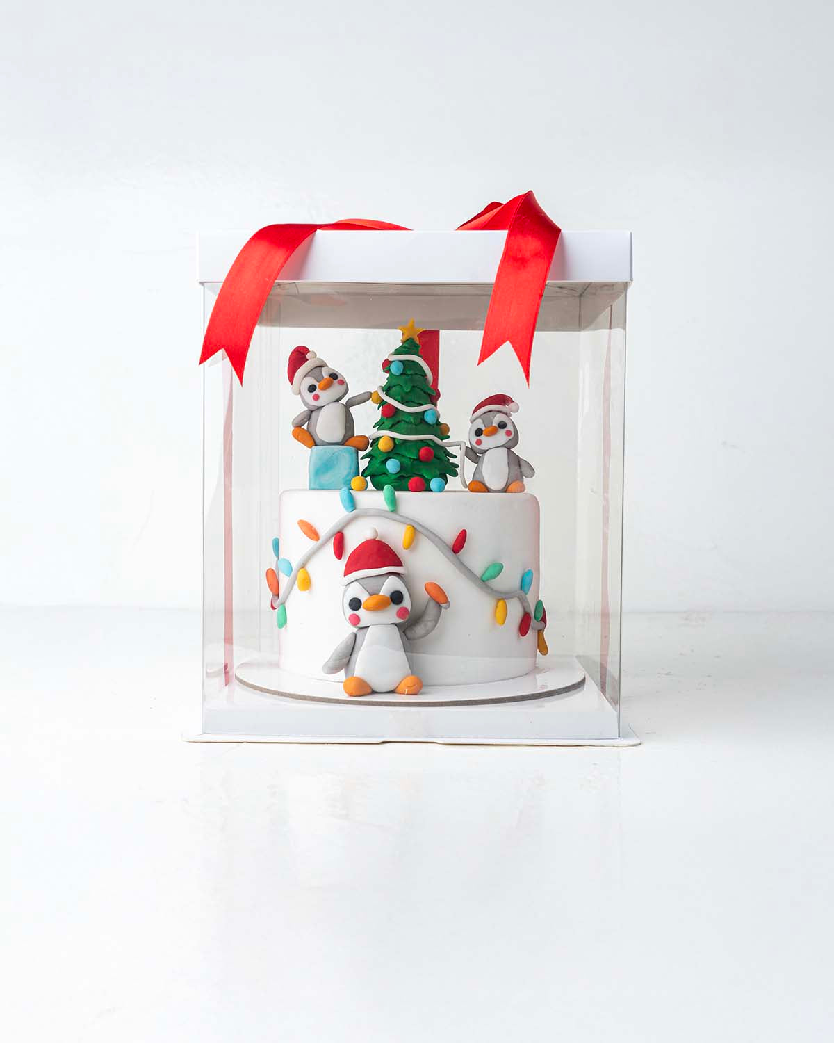 Penguin Theme CakeChocolate & ConfectioneryYour Gift Contains:• 1kg Christmas Penguins theme Cake• Flavor: Chocolate/Vanilla/Red Velvet• Box Size: 21x21x25Handling and Storage• Keep away from direct heat and sunlight• Best stored between 12-18 °C• Not Sui