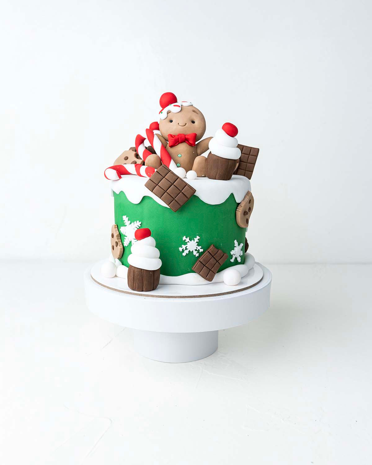 Gingerbread Man CakeChocolate & ConfectioneryYour Gift Contains:• 2kg Ginger Bread Cookie theme Cake• Flavor: Chocolate/Vanilla/Red Velvet• Box Size: 26x26x30cmHandling and Storage• Keep away from direct heat and sunlight• Best stored between 12-18 °C• No