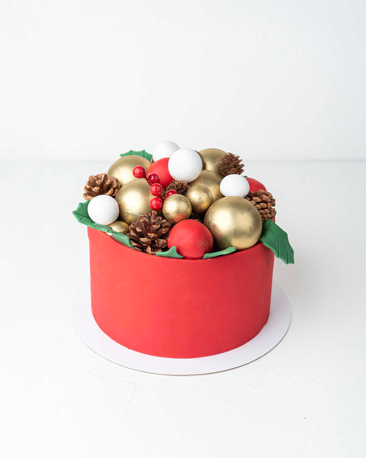 2kg Christmas Cake with Edible BaublesChocolate & ConfectioneryYour Gift Contains:• 2kg Christmas Ornament theme Cake• 5 assorted golden truffles• Flavors: Pistachio, Hazelnut, Speculoos, Peanut Butter and Roche• 5 Golden Chocolate Balls• Flavor: Chocolat