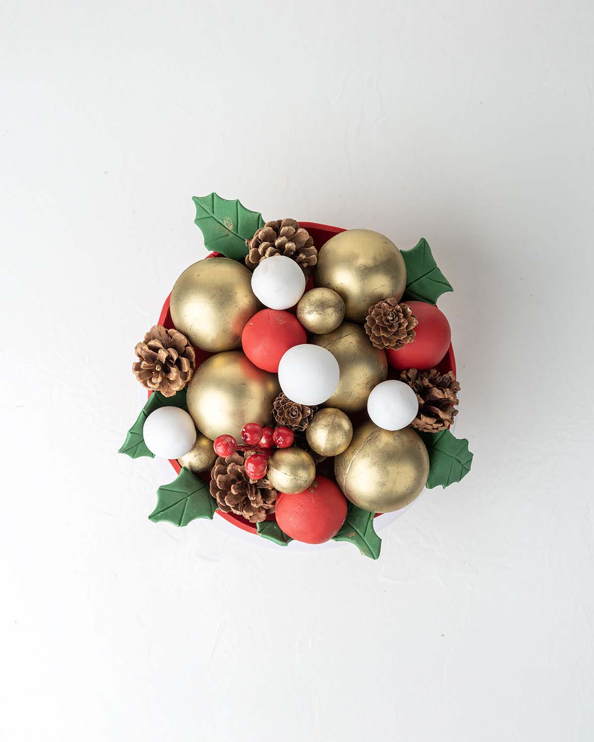 2kg Christmas Cake with Edible BaublesChocolate & ConfectioneryYour Gift Contains:• 2kg Christmas Ornament theme Cake• 5 assorted golden truffles• Flavors: Pistachio, Hazelnut, Speculoos, Peanut Butter and Roche• 5 Golden Chocolate Balls• Flavor: Chocolat