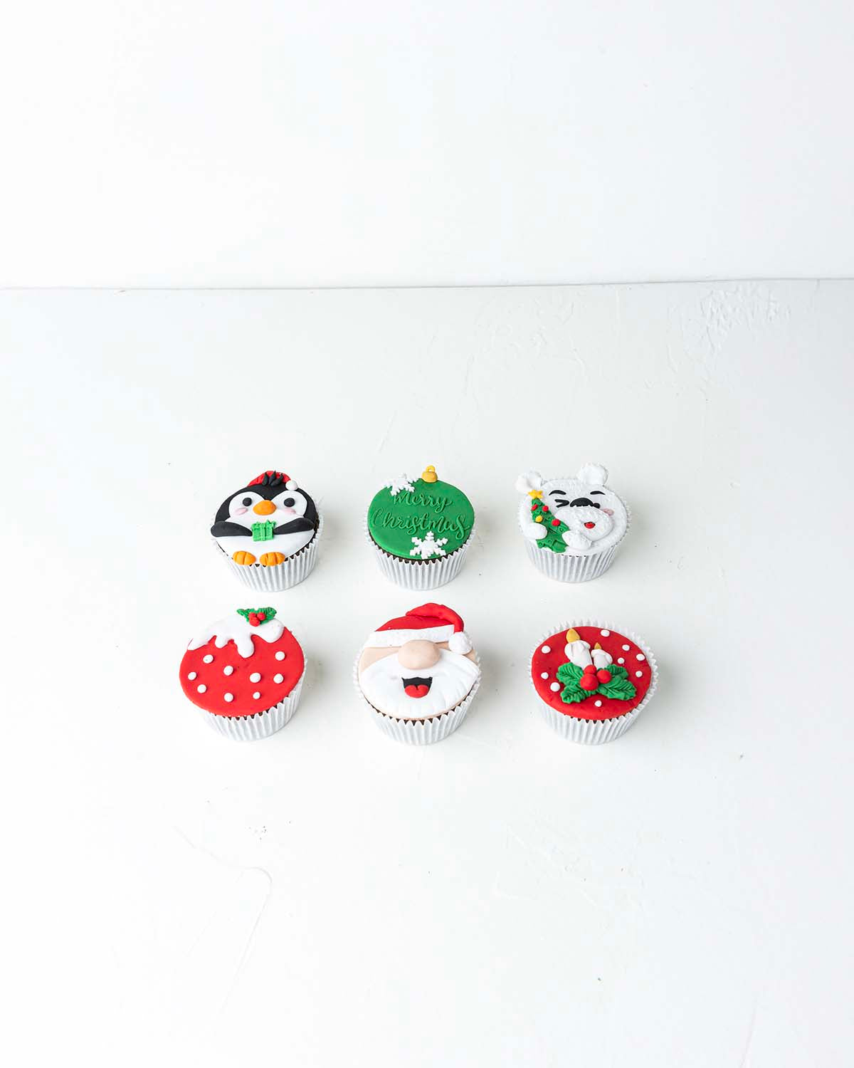 6 Christmas CupcakesChocolate & ConfectioneryYour Gift Contains:• 6 Christmas Theme cupcakes• Flavor: Chocolate/Vanilla/Red Velvet• Box Size: 24 x17x14cmHandling and Storage• Keep away from direct heat and sunlight• Best stored between 12-18 °C• Not Suita